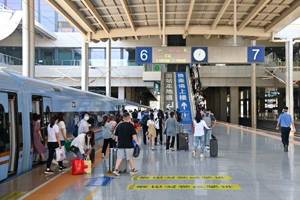 暑運(yùn)大幕開啟。蘭州鐵路局供圖