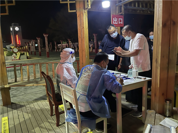 臨夏州紀(jì)委監(jiān)委督查組在廣河縣高速路口監(jiān)督檢查疫情防控措施落實(shí)情況。.jpg