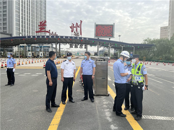 7月13日，蘭州市紀委監(jiān)委第四監(jiān)督檢查室聯(lián)合市紀委監(jiān)委派駐市公安局紀檢監(jiān)察組檢查環(huán)蘭檢查站疫情防控措施落實情況。.jpg