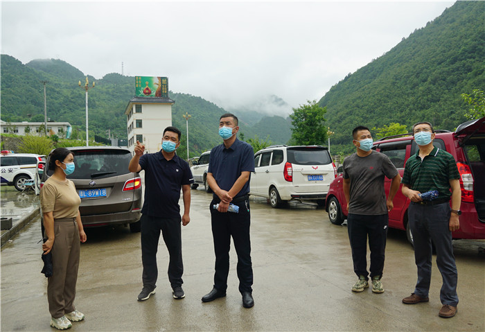 7月13日，隴南市徽縣紀檢監(jiān)察干部到嘉陵火車站督查疫情防控工作。張麗娟 攝.JPG