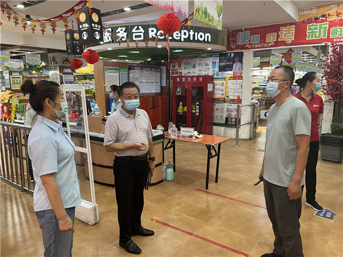 7月15日，酒泉市玉門市疫情防控督查組在隴商聯(lián)華超市監(jiān)督檢查疫情防控措施落實情況。 .jpg
