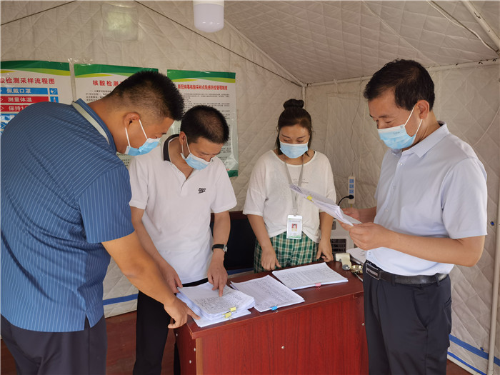 7月18日，慶陽市紀委監(jiān)委督查組在慶陽汽車北站了解來慶返慶人員信息登記、四級網(wǎng)格落實等疫情防控措施落實情況。 張霖森 攝.jpg