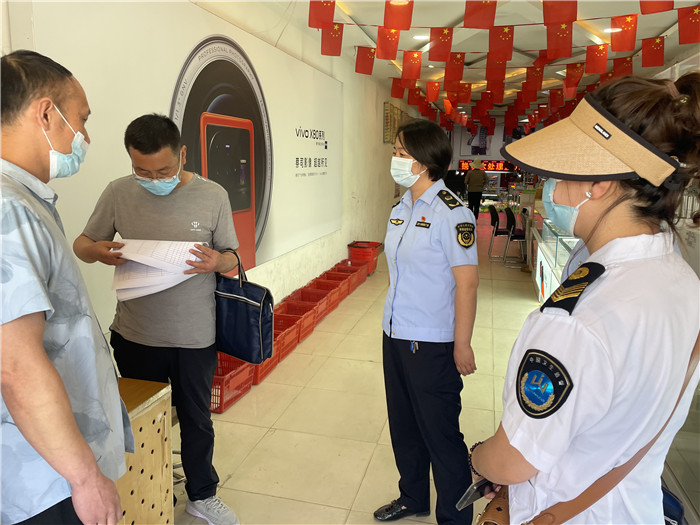 7月20日，定西市漳縣紀委監(jiān)委駐縣衛(wèi)生健康局紀檢監(jiān)察組抽調(diào)縣市場監(jiān)管局、衛(wèi)建局工作人員,深入新寺鎮(zhèn)萬家超市查看人員出入登記、環(huán)境消殺等。 蔣湘濤 攝.jpg