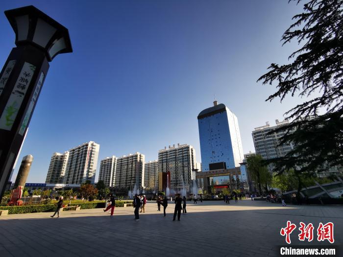 2020年7月12日，甘肅省定西市隴西縣城廣場(chǎng)，居民在晨練。(資料圖) 殷春永 　攝