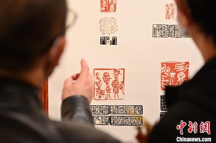 圖為甘肅蘭州，參展作品吸引參觀者。 中新社記者 李亞龍 攝