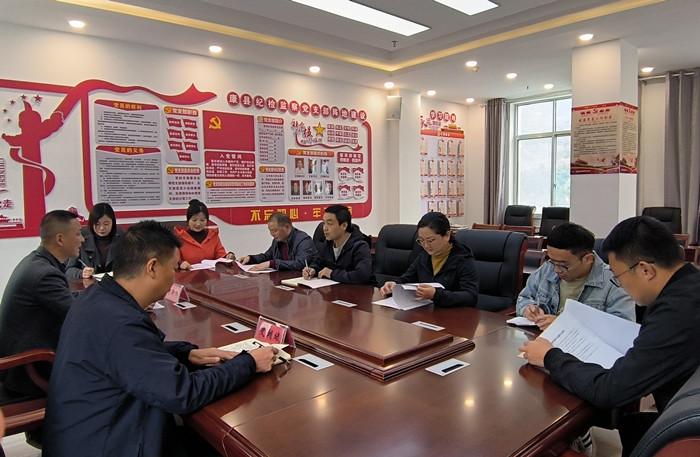 10月19日，康縣紀委監(jiān)委組織部分班子成員，辦公室、信訪室、案管室、審理室、紀檢監(jiān)察室等相關(guān)工作人員開展黨的二十大報告專題討論。.jpg