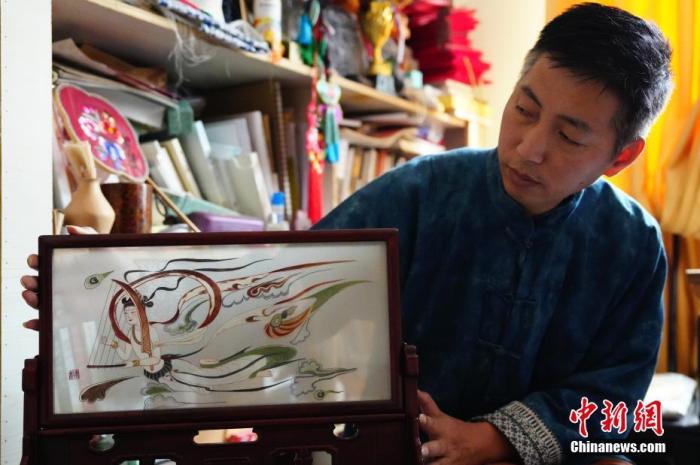 圖為劉云帆展示敦煌元素的刺繡作品。 中新社發(fā) 謝秉錫 攝
