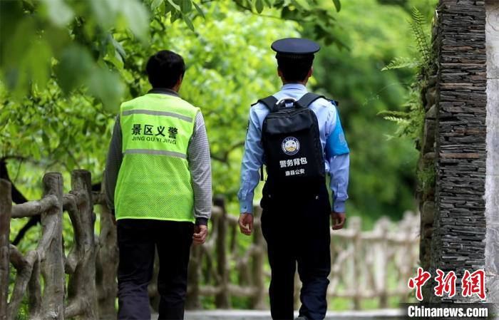 圖為民警背警務小包在轄區(qū)景區(qū)開展工作。(資料圖) 甘肅省公安廳供圖