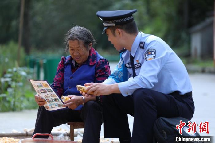 圖為民警背警務小包給民眾宣講政策。(資料圖) 甘肅省公安廳供圖