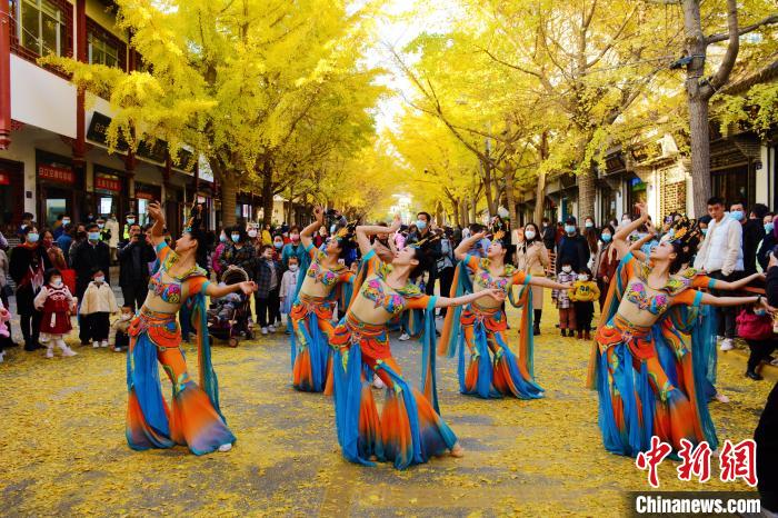 圖為秦州區(qū)文旅局組織的舞蹈隊帶來的舞蹈《絲路》?！∏刂輩^(qū)委宣布供圖