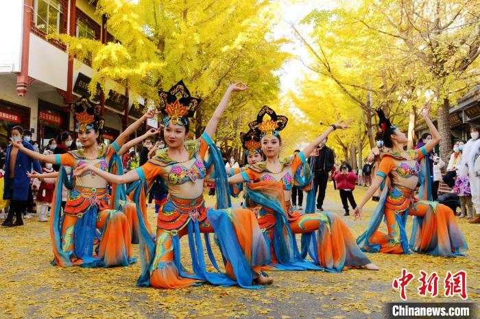 圖為秦州區(qū)文旅局組織的舞蹈隊帶來的舞蹈《絲路》。　秦州區(qū)委宣布供圖
