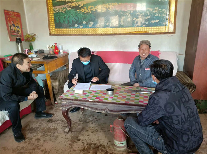 1672306184843281.jpg 山丹縣紀(jì)檢監(jiān)察干部入戶(hù)了解水費(fèi)收繳情況.jpg