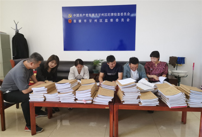 1672306213621256.jpg 甘州區(qū)紀(jì)檢監(jiān)察干部會(huì)同財(cái)政、審計(jì)工作人員開(kāi)展玉米制種款管理使用清查工作.jpg