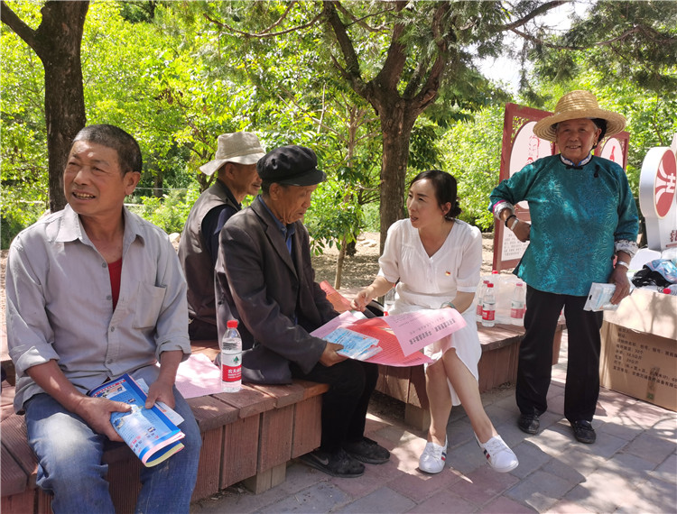 5.宕昌縣新城子藏族鄉(xiāng)紀委開展信訪舉報宣傳，幫助廣大基層黨員干部提高黨紀法規(guī)意識.jpg