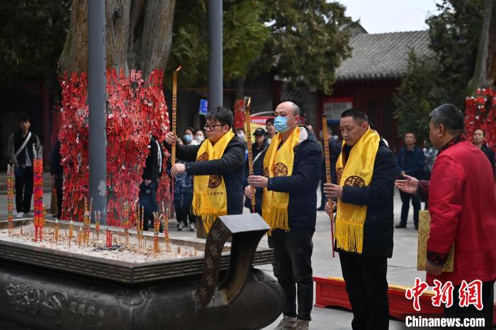 在甘肅天水市伏羲廟內(nèi)，參祭者雙手持香，祭拜人文始祖伏羲?！±顏嘄?攝
