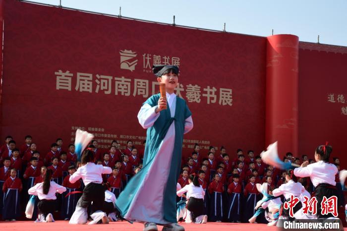 圖為學(xué)生們?cè)陂_(kāi)幕式上誦讀經(jīng)典?！×赫赵?攝