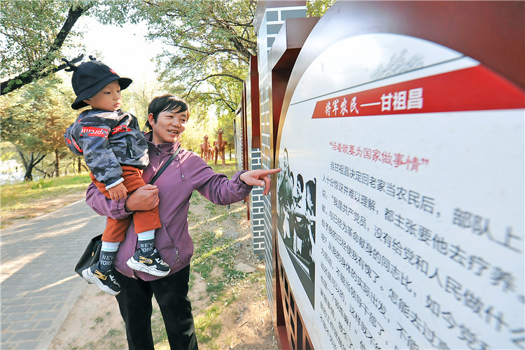 嘉峪關(guān)市紀(jì)委監(jiān)委通過實(shí)施“政治鑄廉、教育促廉、文化育廉、陣地助廉、監(jiān)督固廉”等“五廉”行動，深入推進(jìn)新時代廉潔文化建設(shè)。圖為市民在迎賓湖絲路廉潔文化主題公園“勤廉楷模墻”接受廉潔文化教育。.jpg