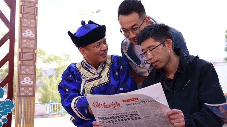2023年6月8日，甘肅省張掖市肅南裕固族自治縣紅灣寺鎮(zhèn)紀(jì)委工作人員在一小區(qū)廉政文化主題廣場與社區(qū)居民拉家常，宣傳廉潔知識，共話廉潔文化.jpg