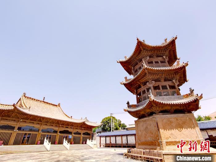圖為阿河灘清真寺局部?！?zhí)砀?攝