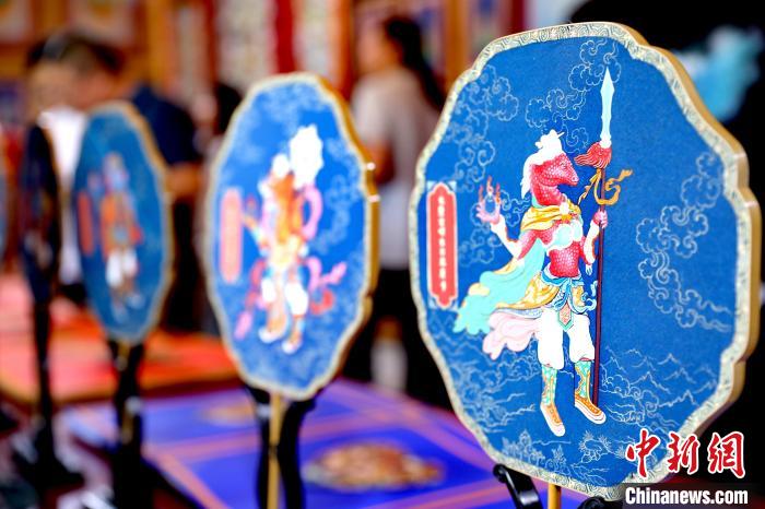 圖為唐卡延伸產(chǎn)品?！⊙Φ?攝