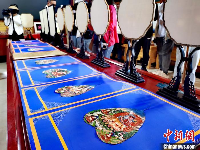 圖為唐卡延伸產(chǎn)品?！?zhí)砀?攝