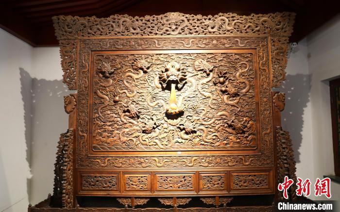 圖為青海永錄民俗博物館內(nèi)珍藏的中式家具?！⊙Φ?攝