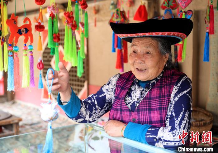 圖為土族繡娘展示繡品。　薛蒂 攝