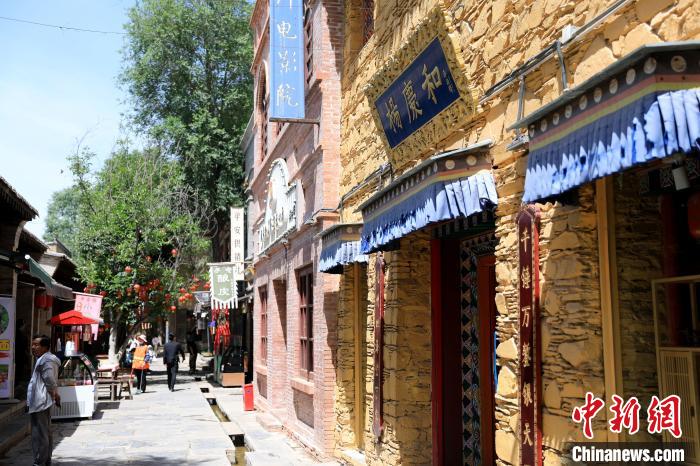 圖為平安驛·河湟民俗文化體驗(yàn)地的門(mén)店。　薛蒂 攝