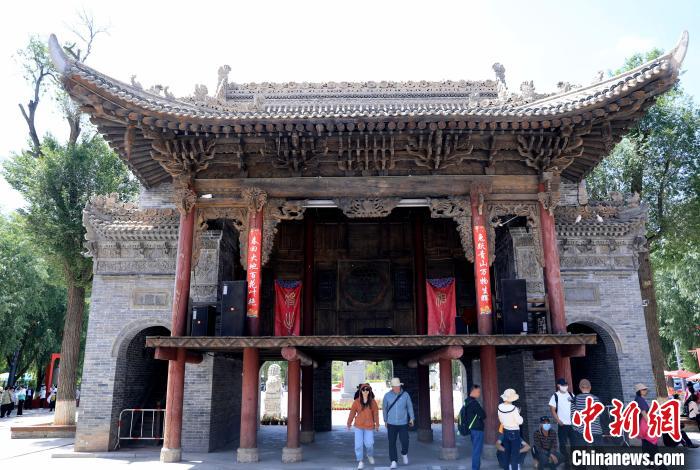 圖為平安驛·河湟民俗文化體驗(yàn)地的戲樓?！⊙Φ?攝