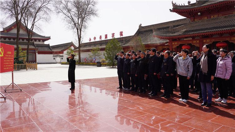 4月6日，為傳承弘揚革命英烈精神，教育引導(dǎo)紀(jì)檢監(jiān)察干部筑牢信仰之基、補足精神之鈣、把穩(wěn)思想之舵，永葆忠誠干凈擔(dān)當(dāng)?shù)恼伪旧Ｊ屑o(jì)委監(jiān)委組織紀(jì)檢監(jiān)察干部赴靜寧縣界石鋪紅軍長征紀(jì)念館和莊浪縣梯田紀(jì)念館開展廉政教育和革命傳統(tǒng)教育。.jpg
