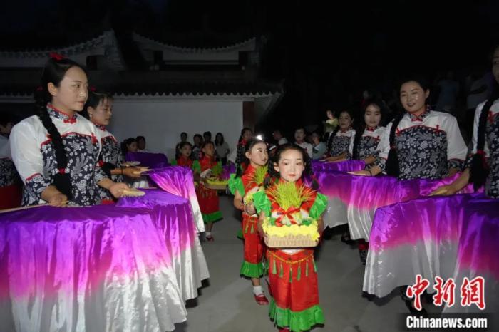 甘肅省西和縣姜席鎮(zhèn)晚霞湖畔，當(dāng)?shù)孛耖g舉行盛大的乞巧儀式。魏朵朵 攝