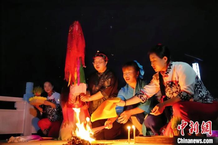 持續(xù)七天八夜的乞巧節(jié)正在西漢水上游的甘肅省西和縣進(jìn)行。西和縣姜席鎮(zhèn)晚霞湖畔，民眾“巧頭”點(diǎn)蠟、炷香、焚裱紙、跪拜，準(zhǔn)備將“巧娘娘”請(qǐng)進(jìn)院。魏朵朵 攝