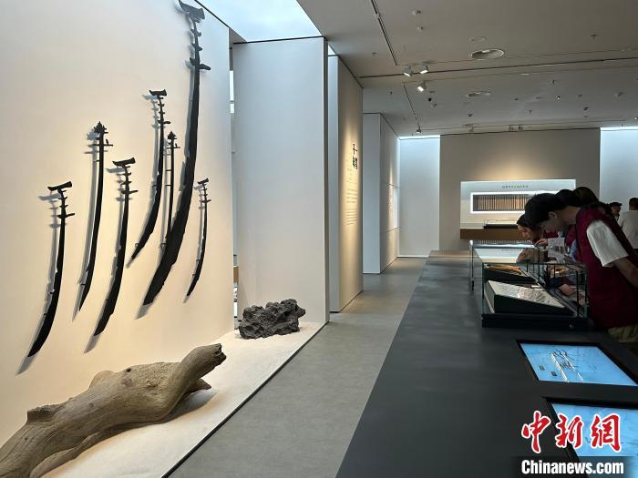 圖為觀眾在甘肅簡(jiǎn)牘博物館參觀。中新社記者 戴文昌 攝