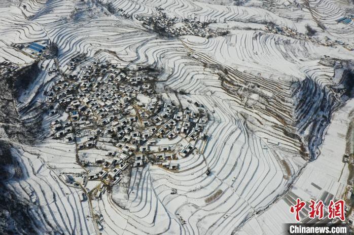 圖為航拍甘肅隴南市西和縣的“雪后鄉(xiāng)村”。(資料圖)張平良 攝