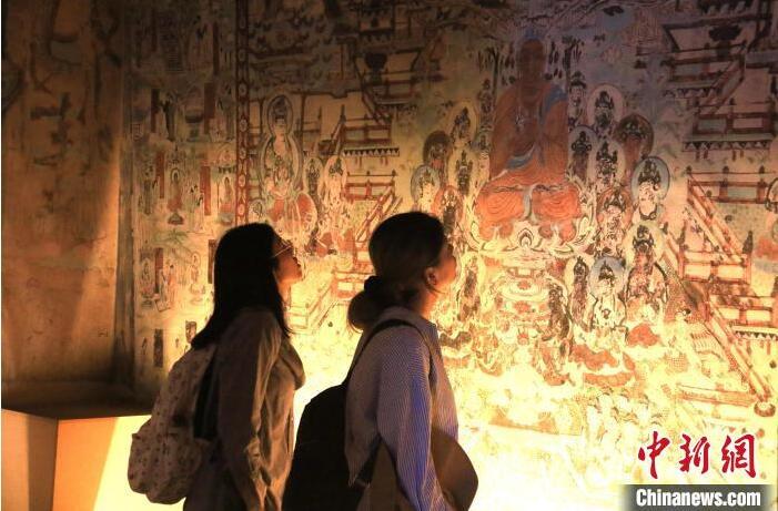 2023年8月27日，游客在甘肅省敦煌市博物館參觀文物展。張曉亮 攝(資料圖)