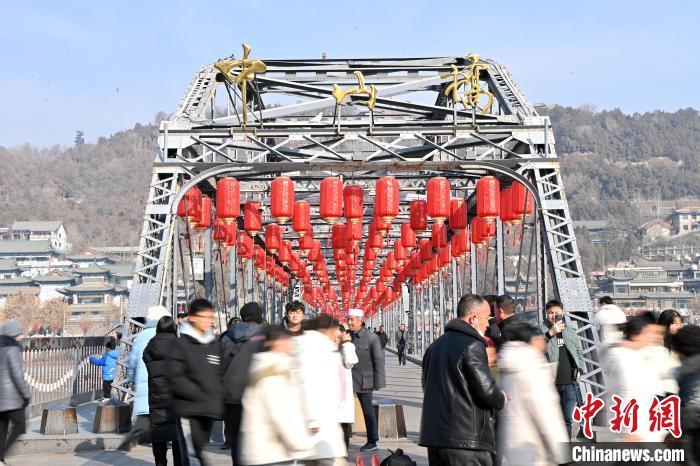 1月30日，裝扮一新的中山橋?yàn)榧磳⒌絹淼男麓杭压?jié)增添節(jié)日氛圍。九美旦增攝</p><p>