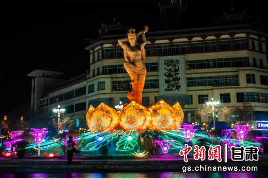 2024年春節(jié)期間，敦煌市中心盤旋路上的反彈琵琶燈組。王斌銀 攝