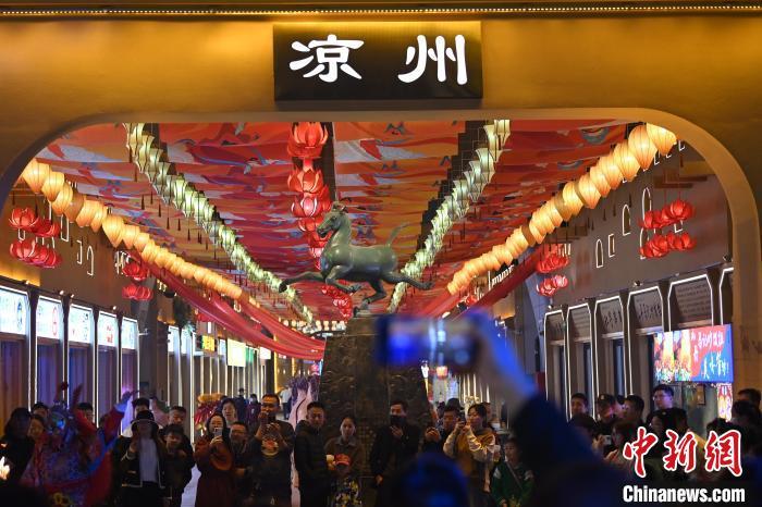 圖為游人拍攝煥然一新亮相的街區(qū)。李亞龍 攝</p><p>