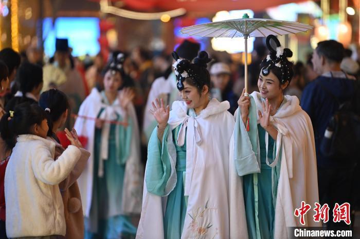 圖為街區(qū)人員著傳統(tǒng)服飾與游人互動。李亞龍 攝</p><p>