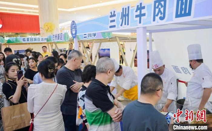 5月11日，“醉美玉如意·感恩幫扶情”甘肅(天津)文創(chuàng)非遺市集和特色美食展示活動在天津舉行。(天津市文旅局供圖)