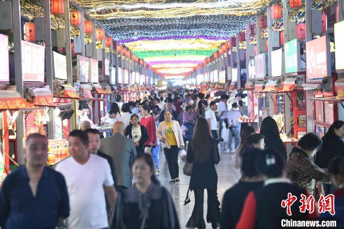 圖為燈光亮起，明清街夜市人氣漸旺。　戴文昌 攝</p><p>