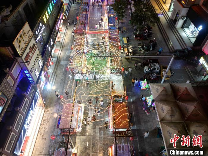圖為明清街夜市燈光點亮具有武威文化元素的“銅奔馬”彩燈。(無人機(jī)照片) 　戴文昌 攝</p><p>