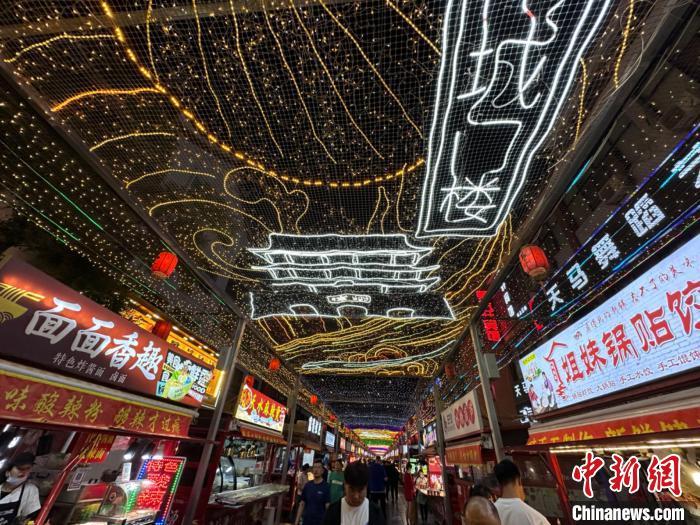 圖為明清街夜市燈光點亮具有武威文化元素的“涼州古城門”彩燈?！〈魑牟?攝</p><p>