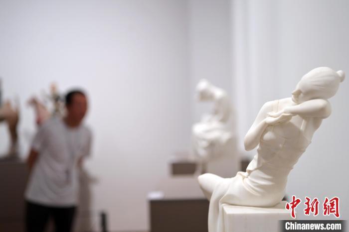 5月21日，在“絲路印跡”雕塑藝術(shù)作品展展出的作品《綺羅香·香》。九美旦增 攝</p>
<p>