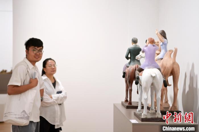 5月21日，觀眾參觀在“絲路印跡”雕塑藝術(shù)作品展展出的雕塑作品《絲路話語(yǔ)》。九美旦增 攝</p>
<p>