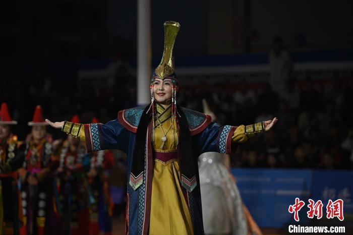 圖為開幕式現(xiàn)場蒙古族服飾秀。李亞龍 攝