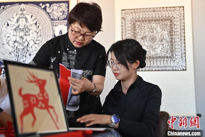 6月6日，在甘肅敦煌青年夜校課程中，青年學員學習敦煌非遺剪紙課程。李亞龍 攝
