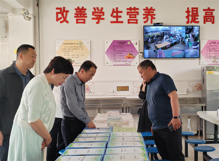 市紀委監(jiān)委扎實推動開展群眾身邊腐敗和作風問題集中整治工作，圖為市紀委監(jiān)委派駐市教育局紀檢監(jiān)察組在白銀區(qū)開展“中小學校園食品安全和膳食經(jīng)費管理”集中整治工作開展情況督查.jpg