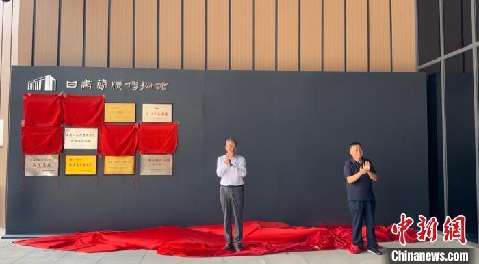 2024年7月15日，中國博物館協(xié)會理事長劉曙光為甘肅簡牘博物館“國家一級博物館”揭牌。高瑩 攝