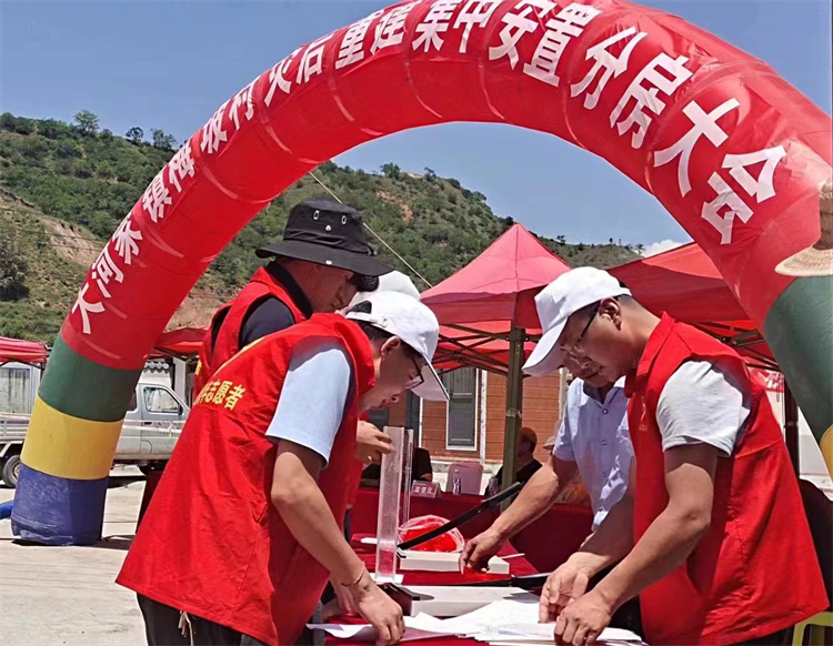 在大河家鎮(zhèn)梅坡村災后重建集中安置分房大會的現(xiàn)場，積石山縣紀委監(jiān)委干部全程監(jiān)督房號裁裝、組織抽號等工作。.jpg
